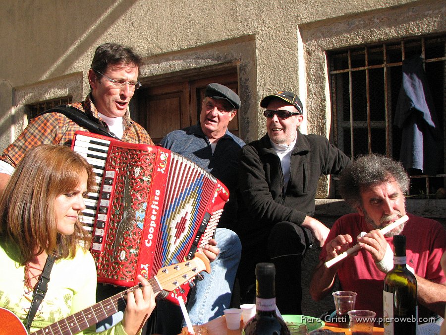 pusdosso 086.jpg - Cate alla chitarra, Sergio alla fisa, Renato al flauto...canti in allegria!